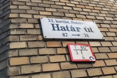 Határ út (ház, feiratozott téglákkal)